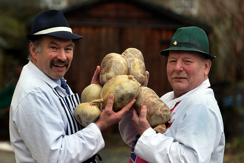 RON CATHRO,COURIER,PIRIE THE BUTCHER
AT NEWTYLE ITS THAT TIME AGAIN HAGGIS BY THE BARROW LOAD FROM THE FAMOUS NEWTYLE BUTCHERS,PICTURED ARE ALAN PIRIE[LEFT] AND DAVID O'BRIEN[RIGHT].
PAR FROM FORFAR.